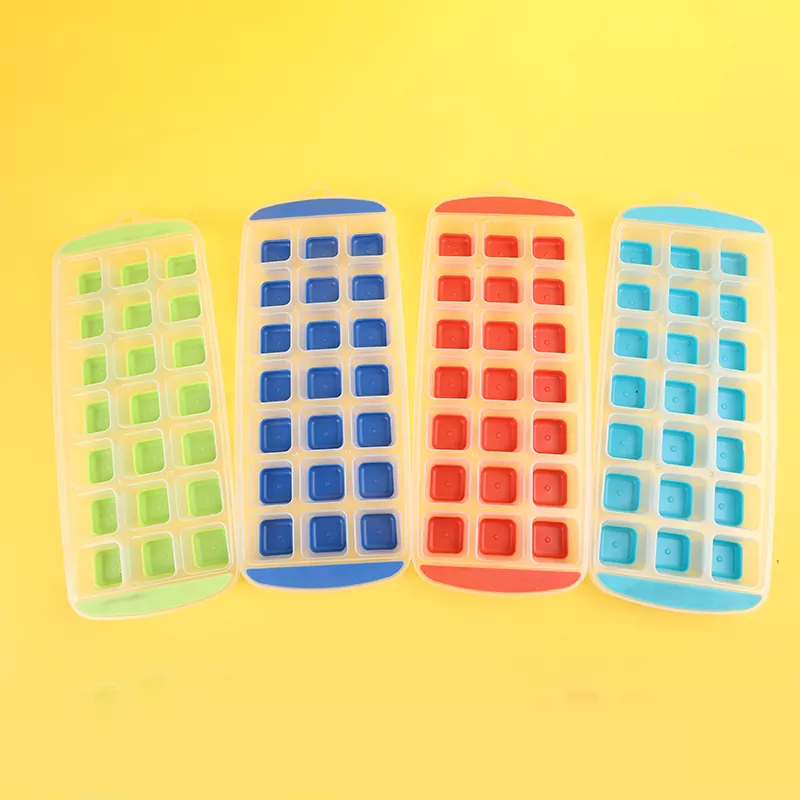 Vassoio per cubetti di ghiaccio fatto in casa per uso alimentare